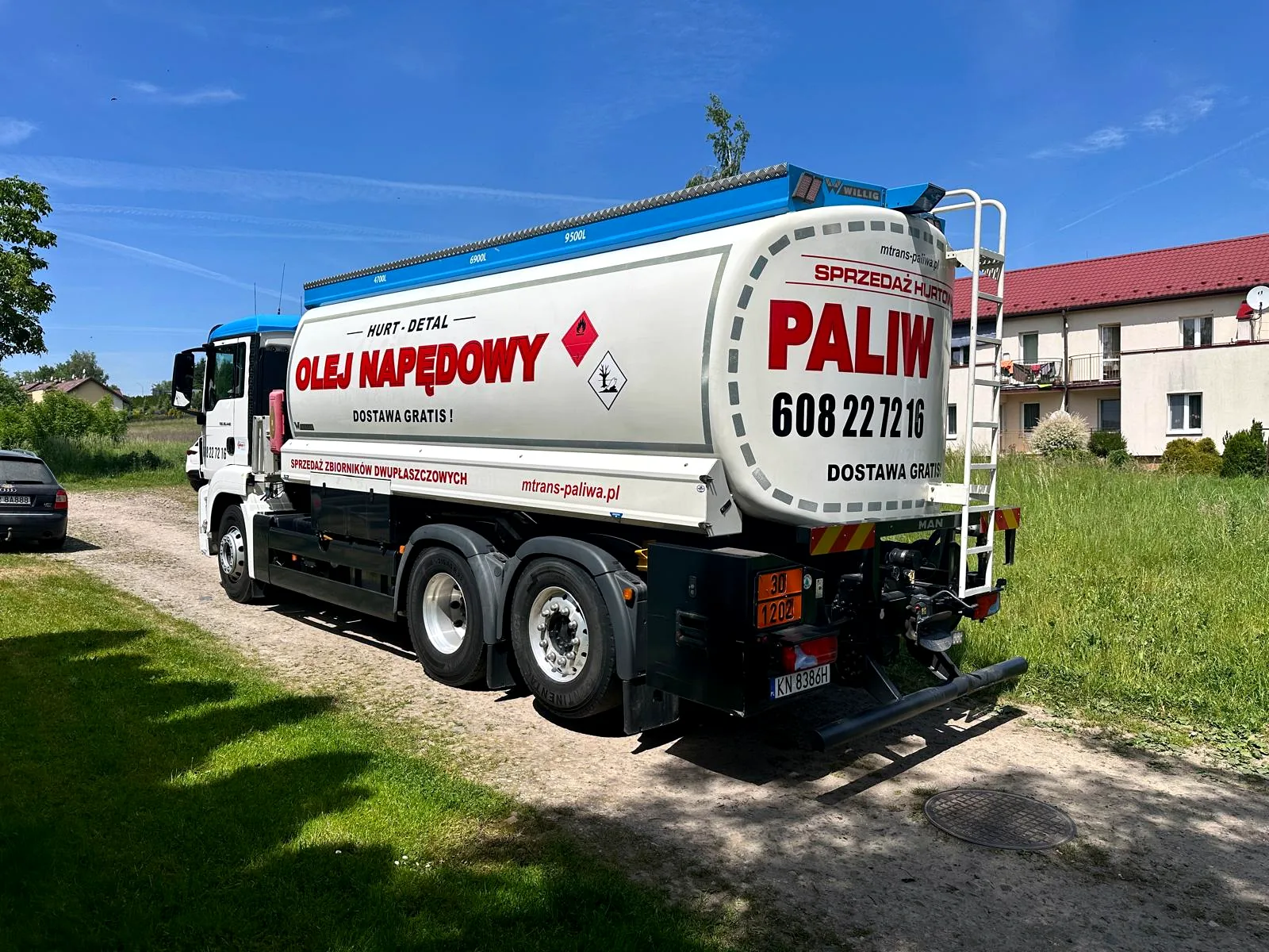Autocysterna M-TRANS przy dojeździe w terenie