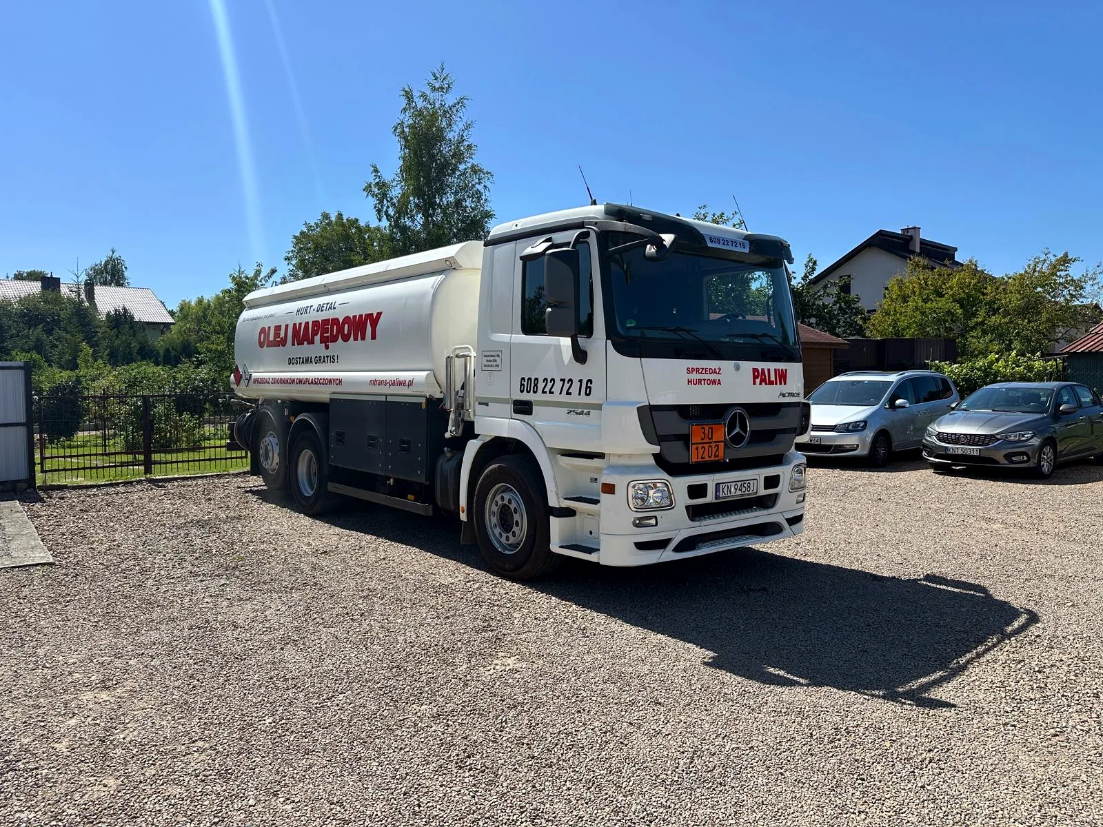 Autocysterna Mercedes M-TRANS na placu